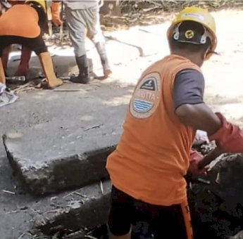 Tindaki Laporan Warga Antang, Tim Satgas PSDA DPU Keruk Drainase