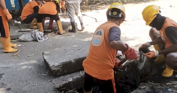 Tindaki Laporan Warga Antang, Tim Satgas PSDA DPU Keruk Drainase