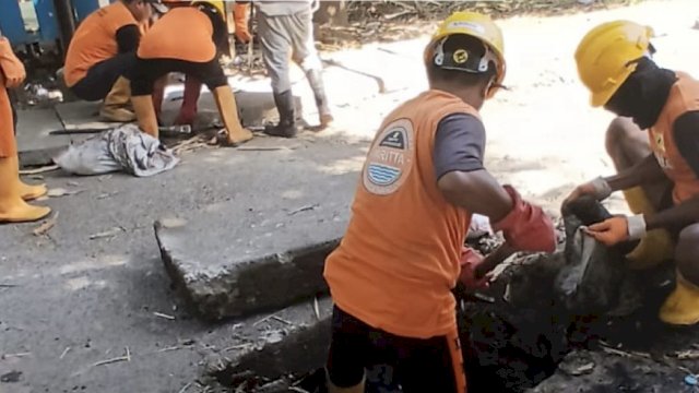 Tindaki Laporan Warga Antang, Tim Satgas PSDA DPU Keruk Drainase