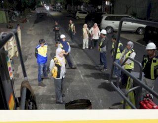 Kepala Dinas PU Makassar Tinjau Langsung Proses Pengaspalan Jalan di Jl. Chairil Anwar
