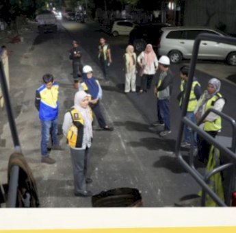 Kepala Dinas PU Makassar Tinjau Langsung Proses Pengaspalan Jalan di Jl. Chairil Anwar