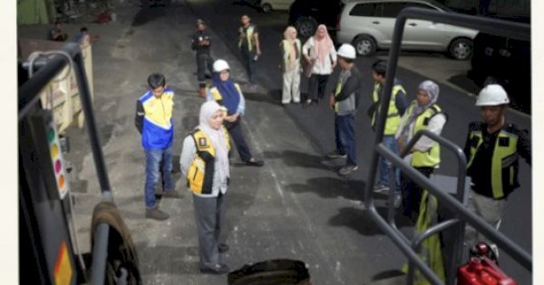 Kepala Dinas PU Makassar Tinjau Langsung Proses Pengaspalan Jalan di Jl. Chairil Anwar