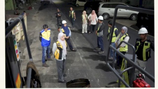 Kepala Dinas PU Makassar Tinjau Langsung Proses Pengaspalan Jalan di Jl. Chairil Anwar