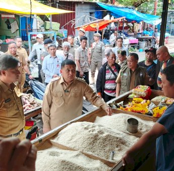 Nirman Mungkasa Dampingi Walikota Makassar Sidak di Pasar Pabaeng-baeng:&nbsp; Pastikan Harga Pangan Stabil
