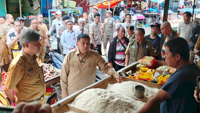 Nirman Mungkasa Dampingi Walikota Makassar Sidak di Pasar Pabaeng-baeng:&nbsp; Pastikan Harga Pangan Stabil