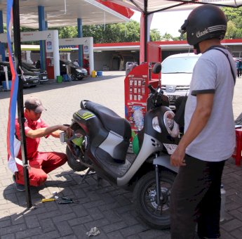 Kolaborasi Pertamina Hadirkan Oli Harga Spesial di SPBU Makassar