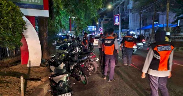 Tindak Parkir Liar, Dishub Makassar Tertibkan Jukir dan Kendaraan di Dua Lokasi