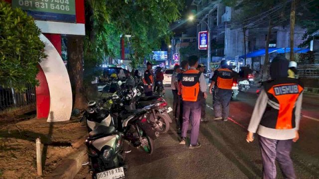Tindak Parkir Liar, Dishub Makassar Tertibkan Jukir dan Kendaraan di Dua Lokasi