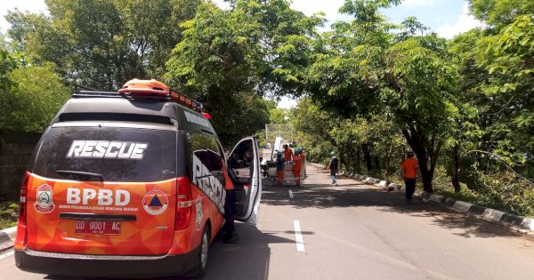 BPBD Makassar Gerak Cepat Tangani Tiang Listrik Roboh di Tanjung Bunga