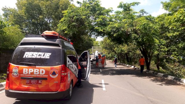 BPBD Makassar Gerak Cepat Tangani Tiang Listrik Roboh di Tanjung Bunga