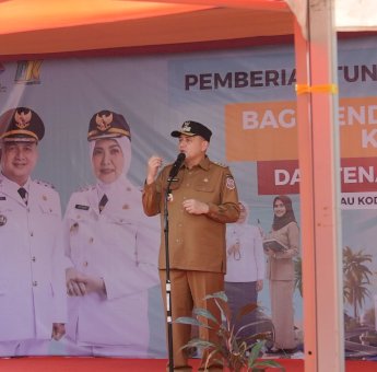 Munafri Arifuddin Salurkan Tunjangan Guru&ndash;Nakes Serta Seragam Gratis di Kepulauan