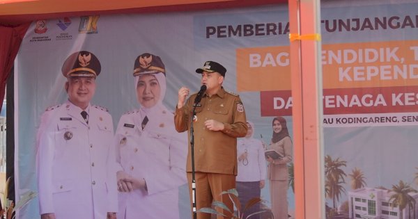 Munafri Arifuddin Salurkan Tunjangan Guru–Nakes Serta Seragam Gratis di Kepulauan