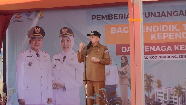 Munafri Arifuddin Salurkan Tunjangan Guru&ndash;Nakes Serta Seragam Gratis di Kepulauan