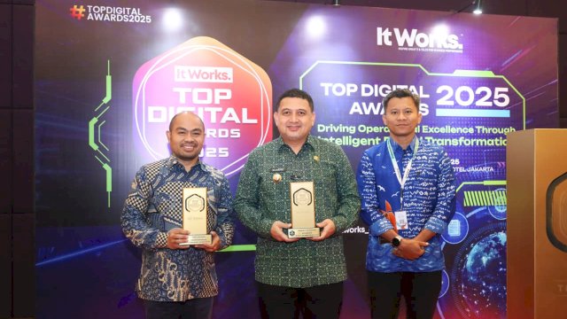 Pemkot Makassar Raih Golden Trophy Top Digital 2025 Komdigi RI