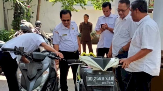 Dinas Perdagangan Makassar Lakukan Taksasi Kendaraan Sitaan di Kejari Cabang Pelabuhan