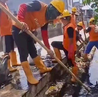 Satgas Drainase Dinas PU Makassar Lakukan Pengerukan Drainase di Jalan Tinumbu
