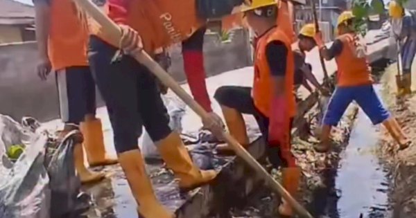Satgas Drainase Dinas PU Makassar Lakukan Pengerukan Drainase di Jalan Tinumbu
