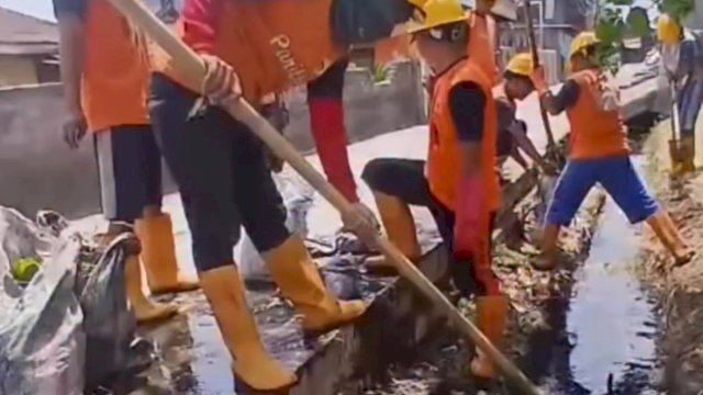 Satgas Drainase Dinas PU Makassar Lakukan Pengerukan Drainase di Jalan Tinumbu