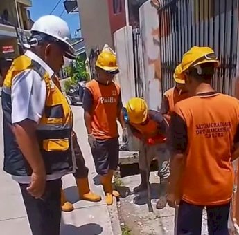 Satgas Drainase Dinas PU Makassar Lakukan Pengerukan Drainase di Jalan Babussalam