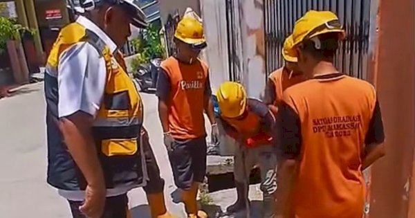 Satgas Drainase Dinas PU Makassar Lakukan Pengerukan Drainase di Jalan Babussalam