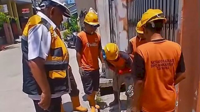 Satgas Drainase Dinas PU Makassar Lakukan Pengerukan Drainase di Jalan Babussalam