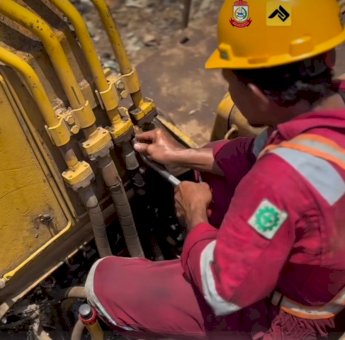Satgas UPT Perbengkelan Dinas PU Makassar Lakukan Perawatan Alat Berat di TPA Antang
