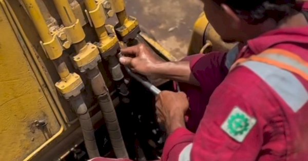 Satgas UPT Perbengkelan Dinas PU Makassar Lakukan Perawatan Alat Berat di TPA Antang