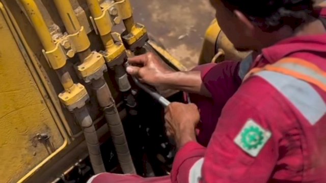 Satgas UPT Perbengkelan Dinas PU Makassar Lakukan Perawatan Alat Berat di TPA Antang