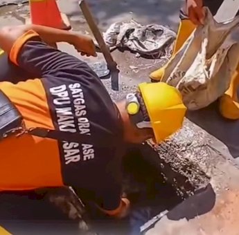 Bebas Banjir, Satgas Drainase Dinas PU Makassar Lakukan Pengerukan Drainase di Jalan Lasinrang