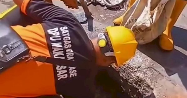 Bebas Banjir, Satgas Drainase Dinas PU Makassar Lakukan Pengerukan Drainase di Jalan Lasinrang