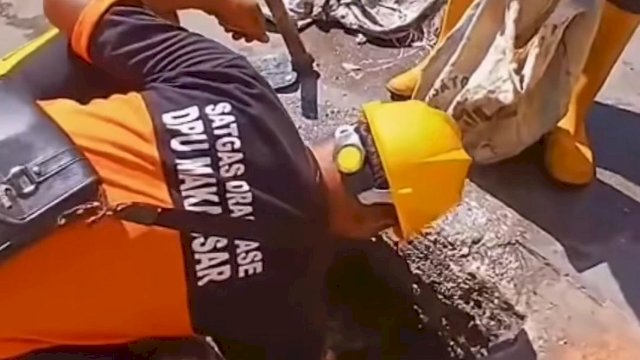 Bebas Banjir, Satgas Drainase Dinas PU Makassar Lakukan Pengerukan Drainase di Jalan Lasinrang