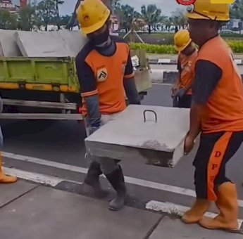 Selamatkan Pejalan Kaki, DPU Makassar Lakukan Pemasanan Manhole di Tanjung Bunga