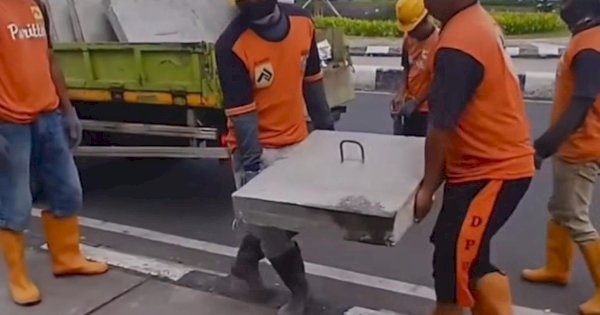 Selamatkan Pejalan Kaki, DPU Makassar Lakukan Pemasanan Manhole di Tanjung Bunga