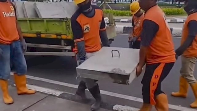 Selamatkan Pejalan Kaki, DPU Makassar Lakukan Pemasanan Manhole di Tanjung Bunga