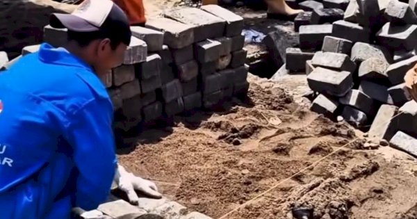 Sajikan Jalanan Aman dan Nyaman Dinas PU Pasang Paving Blok di AMD Kompleks Perkuburan