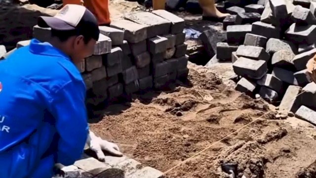 Sajikan Jalanan Aman dan Nyaman Dinas PU Pasang Paving Blok di AMD Kompleks Perkuburan