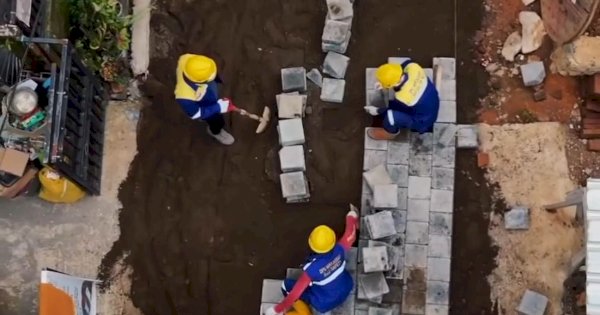 Tindaki Laporan Warga Lontara+, Dinas PU Pasang Paving Blok di Jalan Sipala