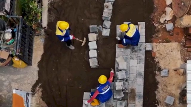 Tindaki Laporan Warga Lontara+, Dinas PU Pasang Paving Blok di Jalan Sipala