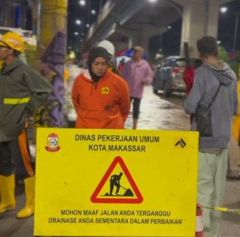 Tanggap Cepat Zuhaelsi Zubir Tinjau Genangan Air di Pettarani