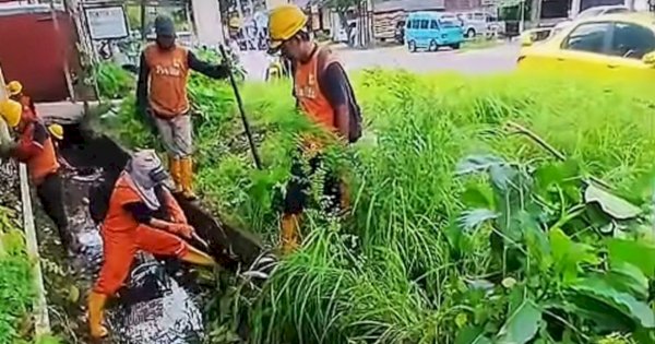 Program Rutin, Dinas PU Normalisasi Drainase di Jalan Ar. Hakim