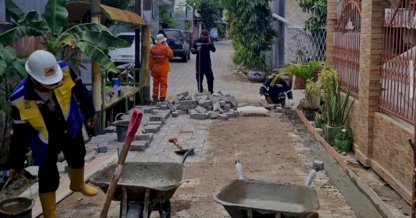 Berikan Kenyamanan Akses Jalan, Dinas PU Pasang Paving Blok di Jalan Kerukunan Timur