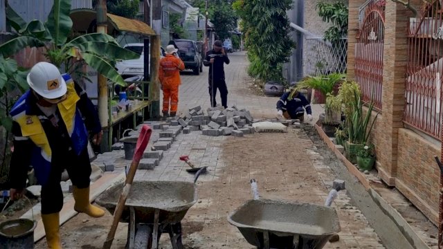Berikan Kenyamanan Akses Jalan, Dinas PU Pasang Paving Blok di Jalan Kerukunan Timur