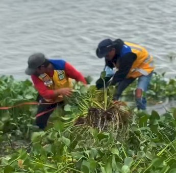 Aksi Dinas PU Makassar Bersih-Bersih Kanal Peringati Hari Bakti PU ke 80