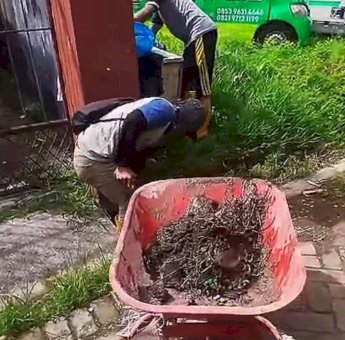 Dinas PU Makassar Lakukan Pengerukan Drainase di Jalan Salemba