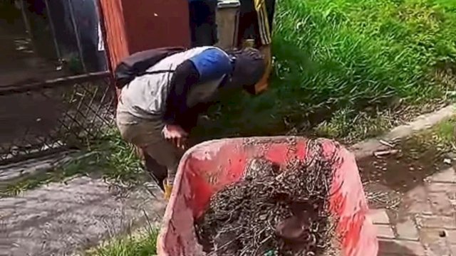 Dinas PU Makassar Lakukan Pengerukan Drainase di Jalan Salemba