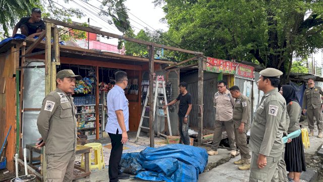 Jaga Estetika Kota, Belasan Lapak PKL di Trotoar Jalan Sultan Alauddin Ditertibkan