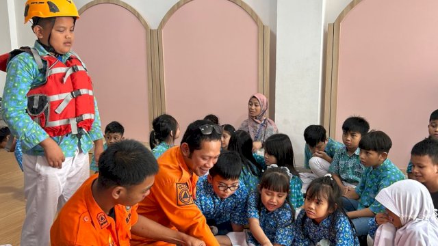 Inovasi SALAMA: BPBD Makassar Dorong Budaya Sadar Bencana Lewat Edukasi VR di Sekolah