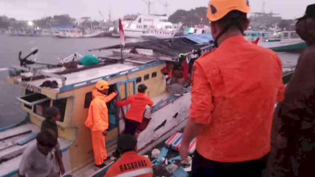 Kebakaran kapal terjadi di Kawasan Pelabuhan Paotere Makassar, Selasab (3/2)