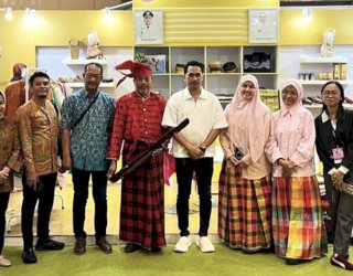 Dinas Kebudayaan Makassar Tampilkan Seni Sinrili di INACRAFT 2026