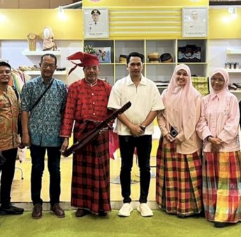Dinas Kebudayaan Makassar Tampilkan Seni Sinrili di INACRAFT 2026